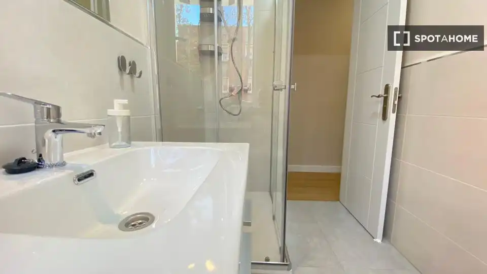 Baño de Piso de alquiler en Madrid con Aire acondicionado, Calefacción y Amueblado