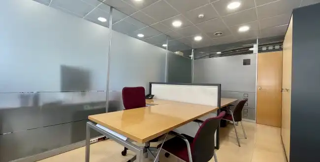 Büro zur Miete in Girona mit Klimaanlage, Heizung und Balkon