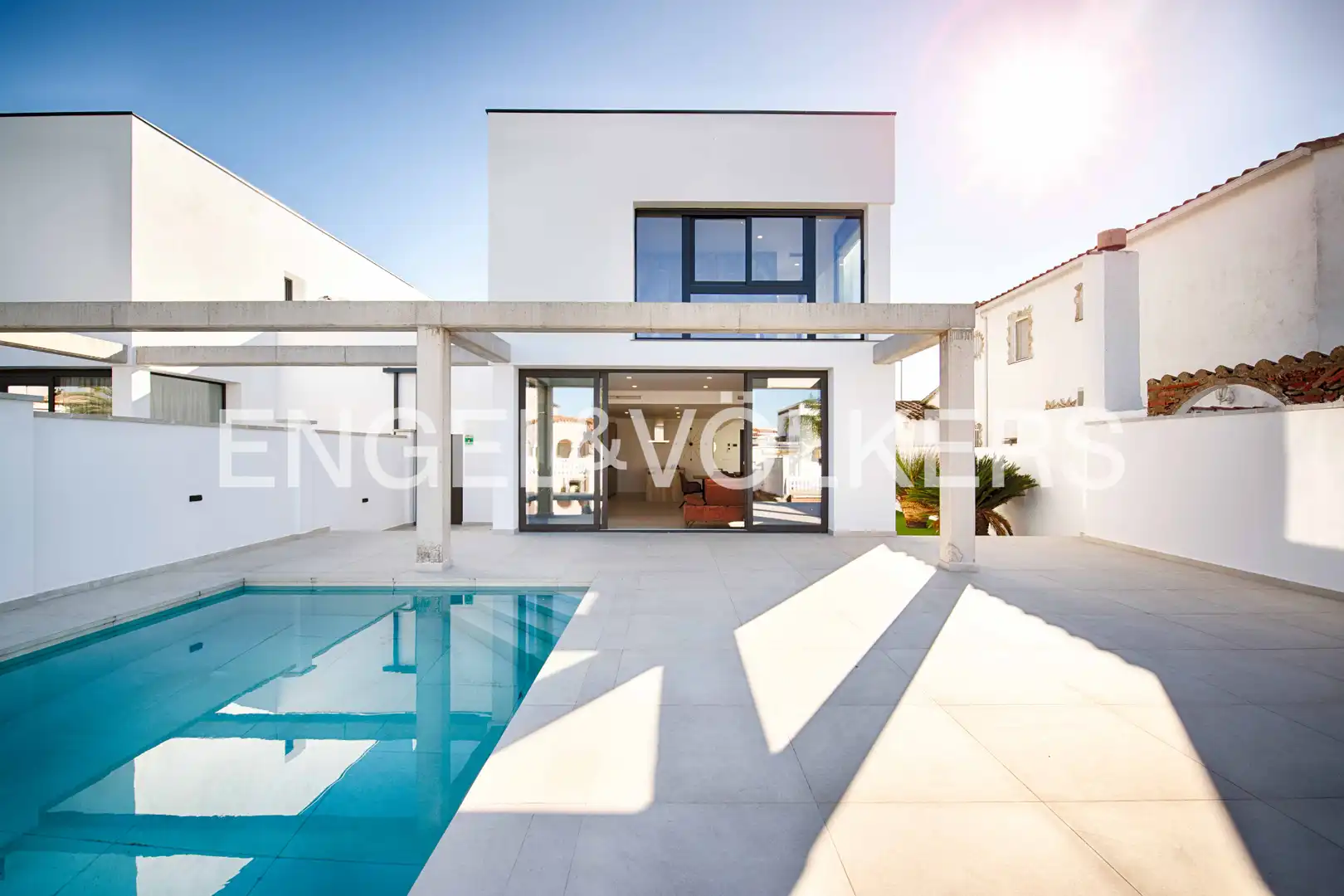 Außenansicht von Einfamilien-Reihenhaus zum Verkauf in Empuriabrava mit Terrasse und Schwimmbad
