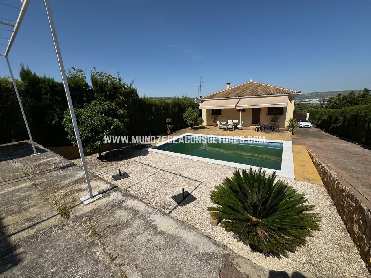 Vista exterior de Casa o xalet en venda en Lucena amb Aire condicionat, Jardí privat i Terrassa