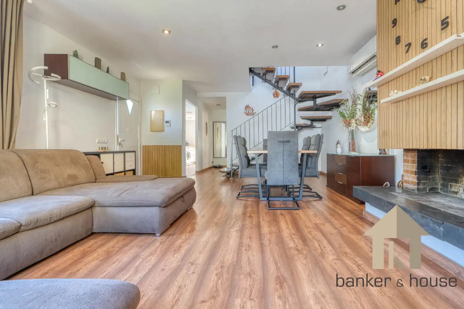 Sala de estar de Casa adosada en venta en Cerdanyola del Vallès con Aire acondicionado, Jardín privado y Terraza