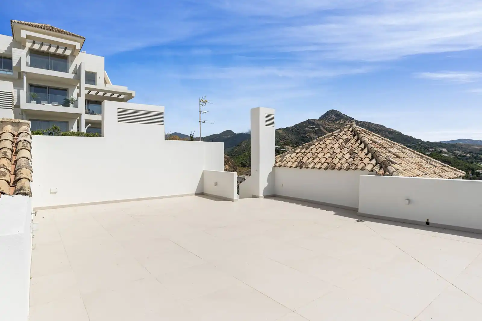 Terrasse von Dachboden zum Verkauf in Benahavís mit Klimaanlage, Terrasse und Möbliert
