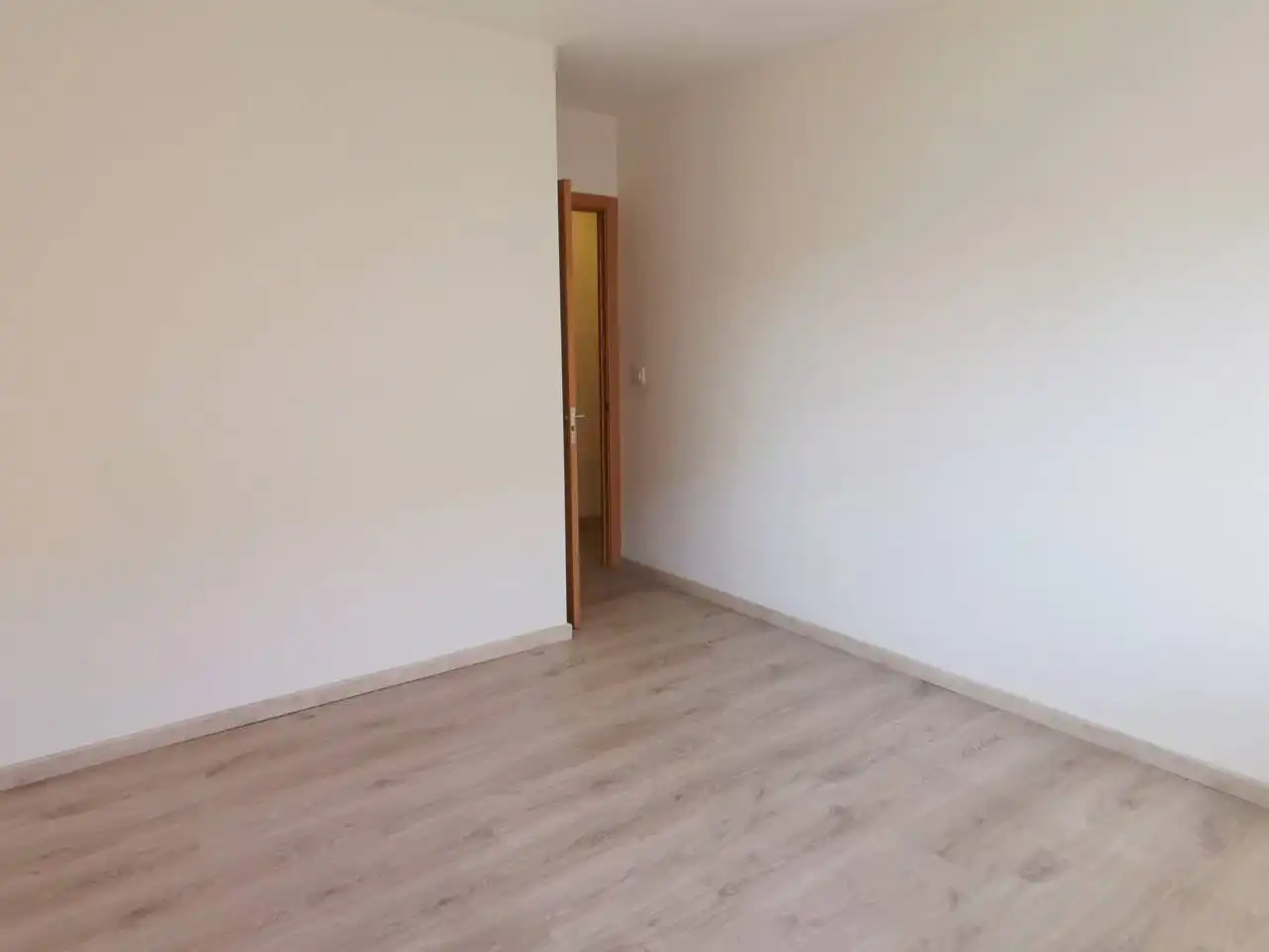 Schlafzimmer von Wohnung zur Miete in Valencia mit Balkon