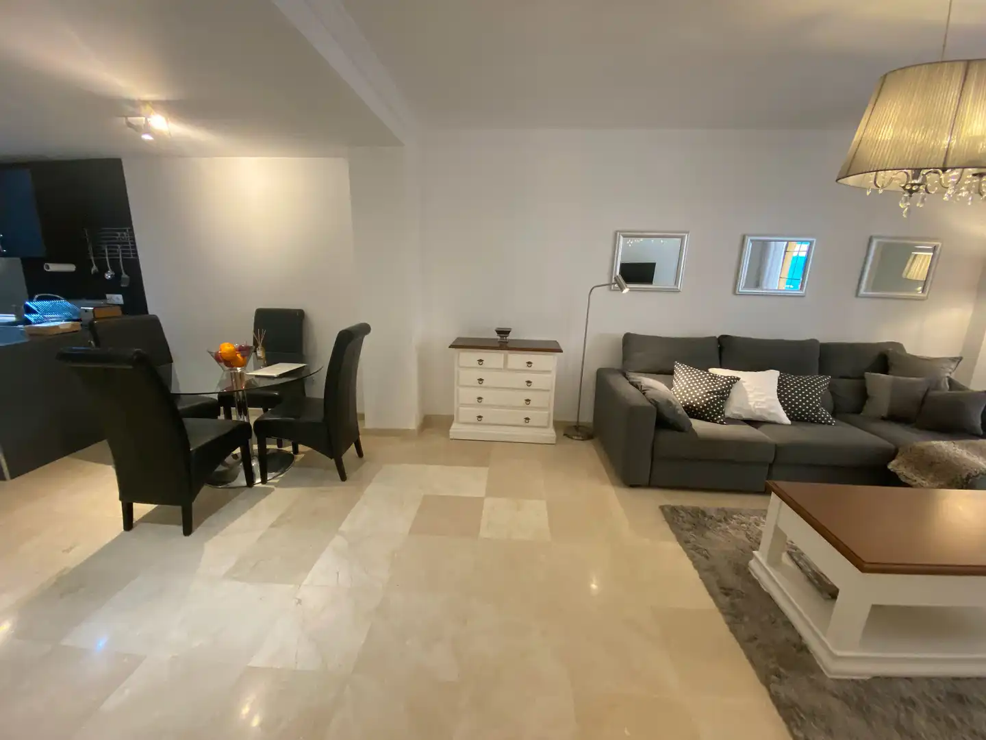 Sala de estar de Planta baja de alquiler en Estepona con Aire acondicionado, Calefacción y Terraza