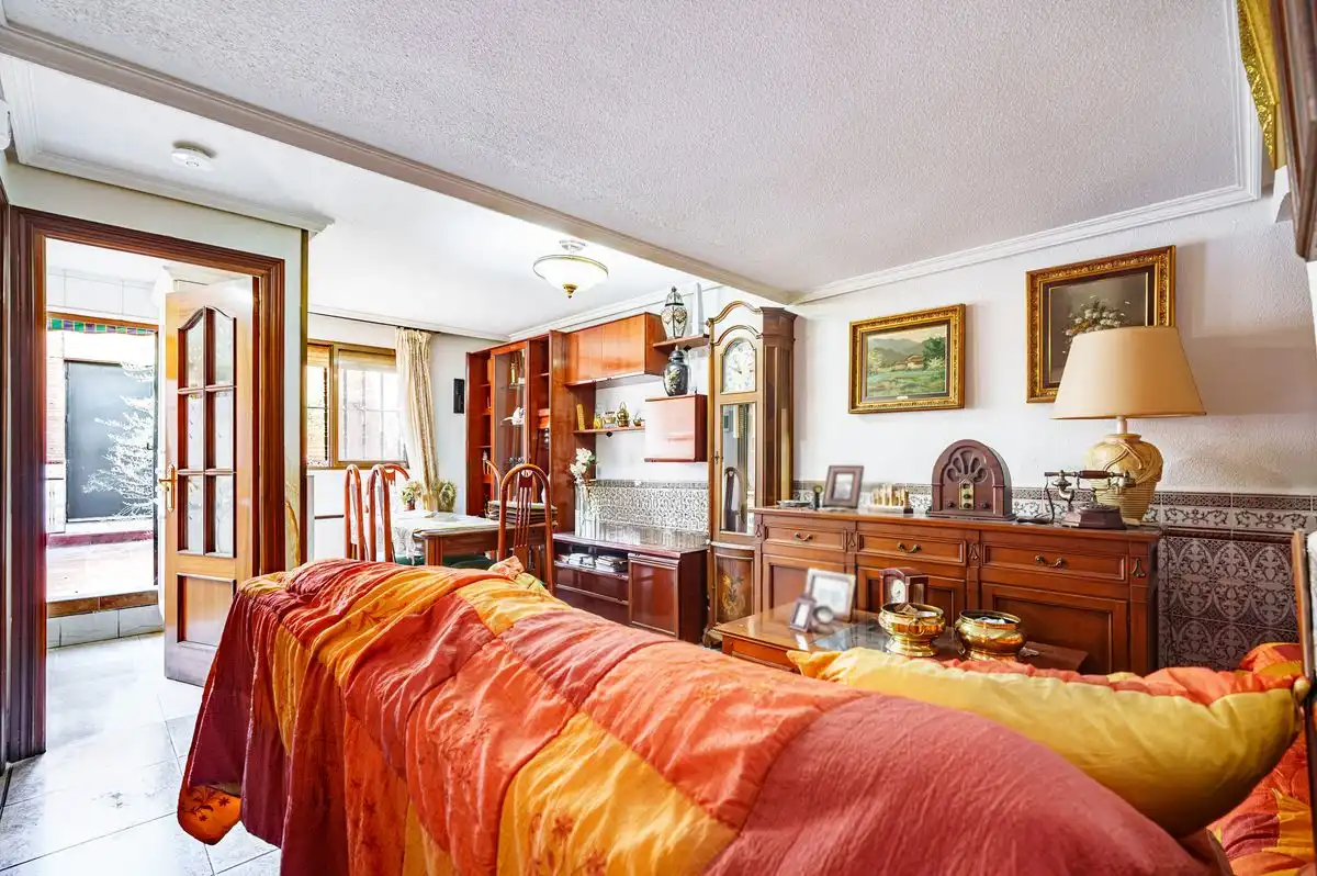 Sala de estar de Casa adosada en venta en Alcalá de Henares con Aire acondicionado, Calefacción y Jardín privado
