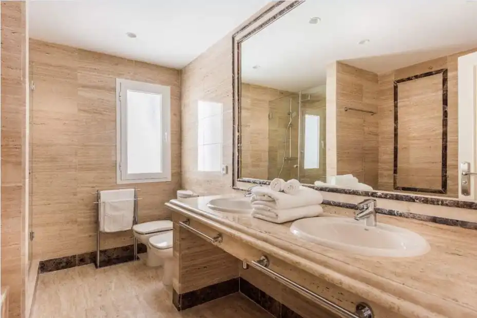 Baño de Apartamento en venta en Marbella con Aire acondicionado, Calefacción y Parquet