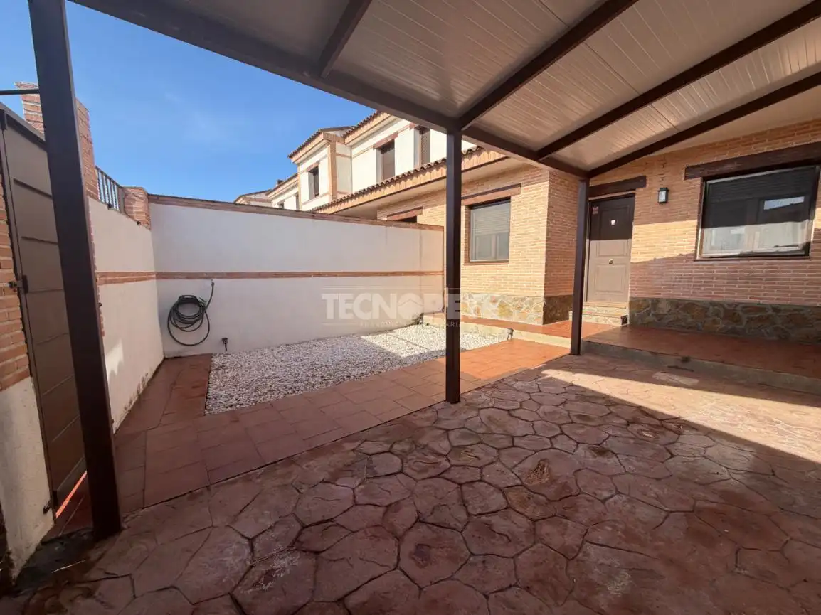 Garden of Detached homes for sale in Alcaudete de la Jara  with Air Conditioner, Private garden and Swimming Pool