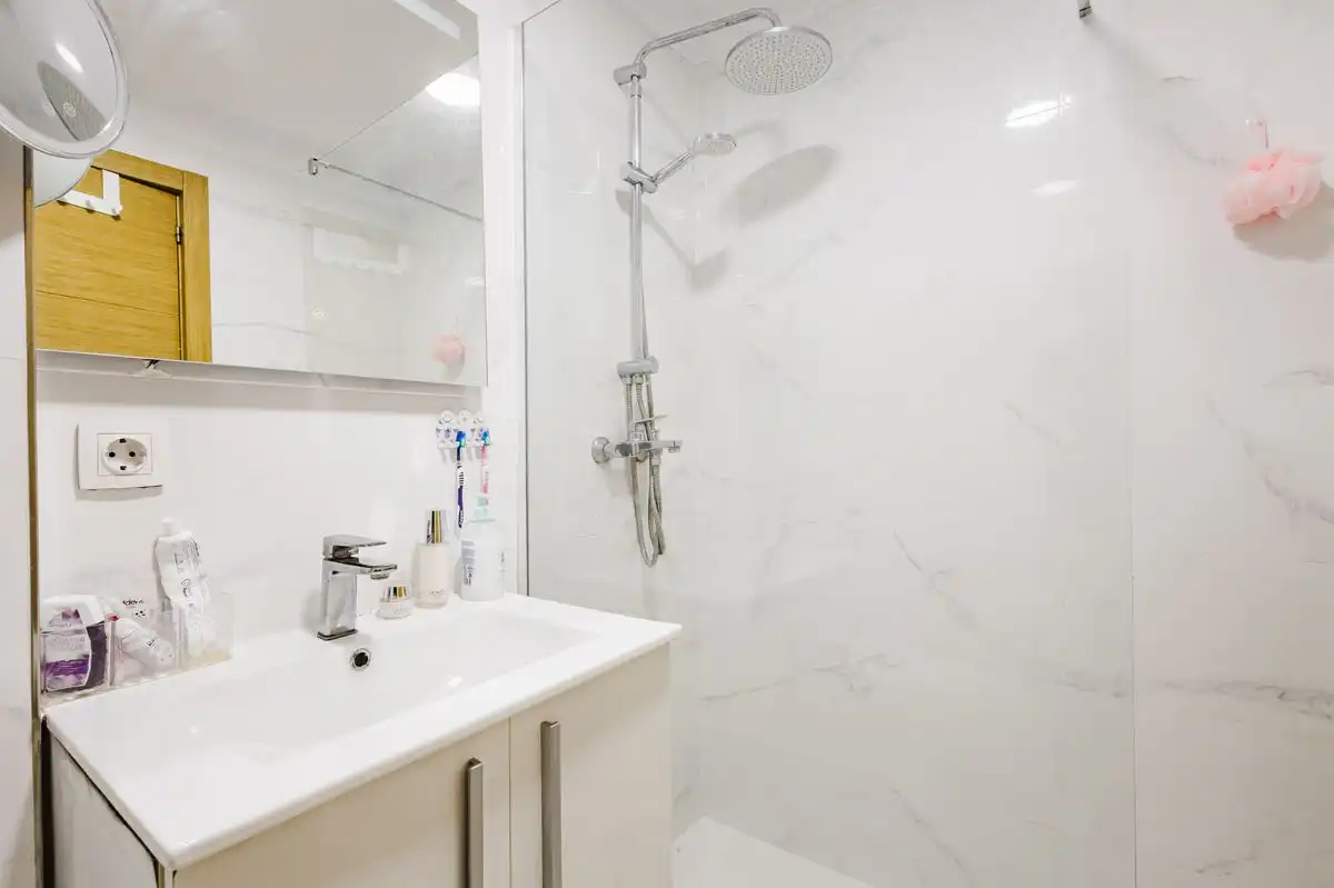 Bathroom of Flat for sale in Mijas  with Air Conditioner and Heating