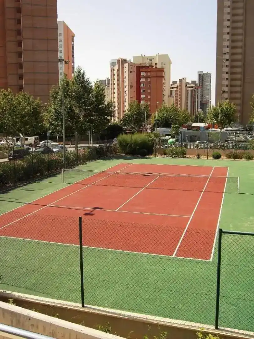 Parkplatz von Wohnungen zur Miete in Benidorm mit Schwimmbad und Balkon