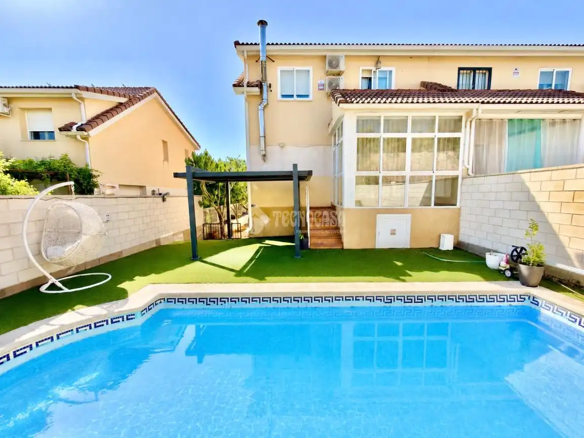 Piscina de Casa adosada en venta en Cabanillas del Campo con Calefacción, Parquet y Trastero