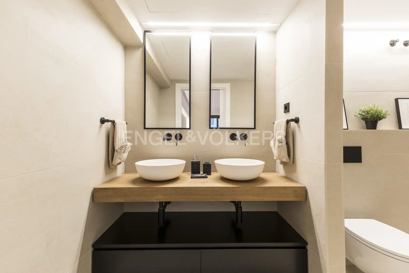 Badezimmer von Wohnung zur Miete in Barcelona mit Klimaanlage, Heizung und Parkett