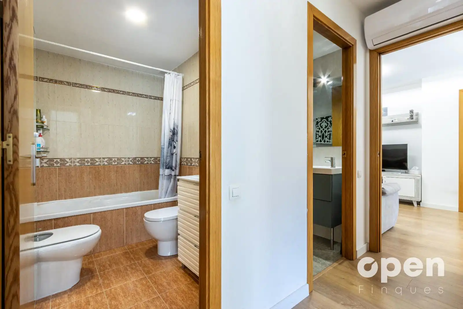 Bathroom of Flat for sale in Terrassa  with Air Conditioner, Heating and Parquet flooring