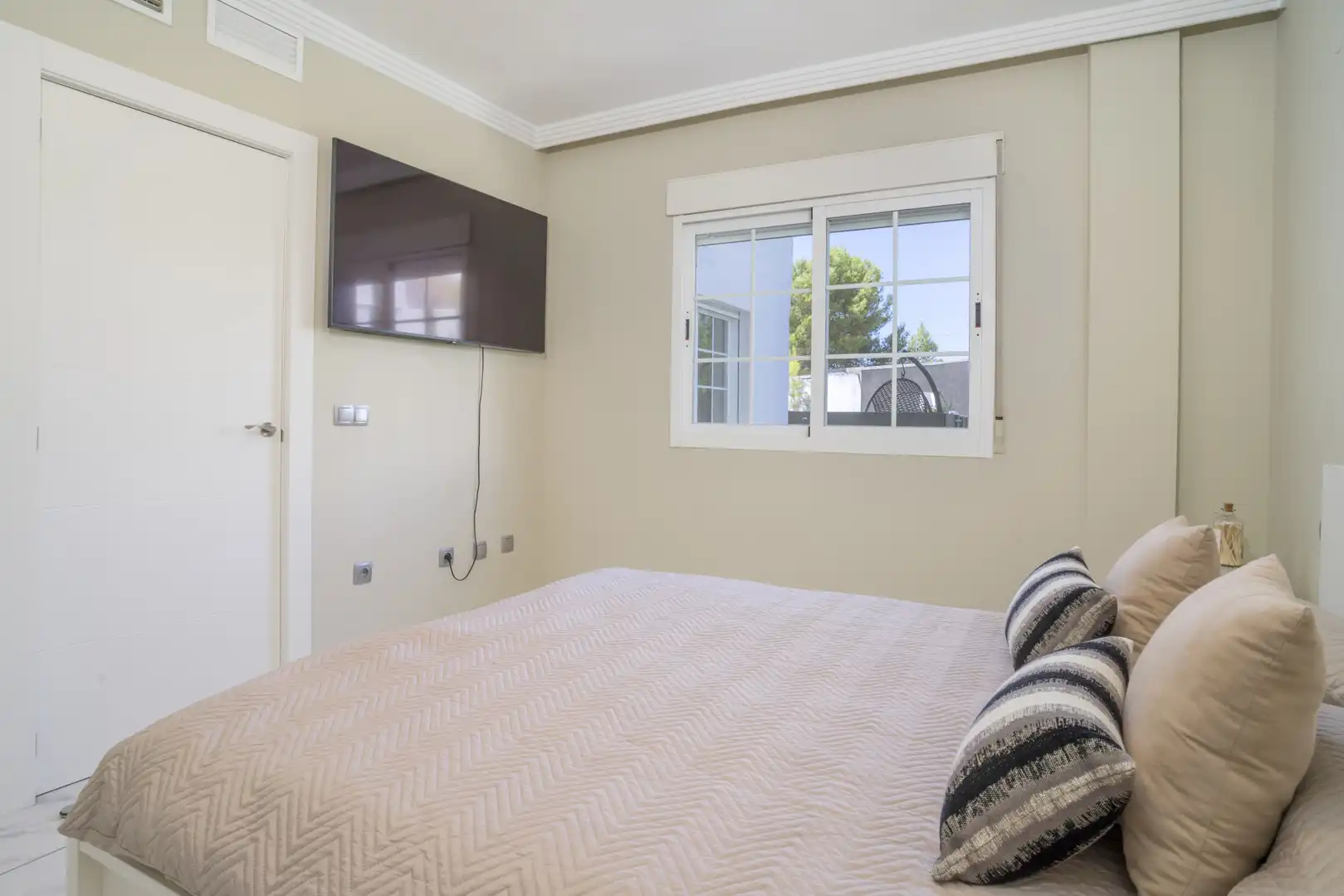 Habitación de Planta baja en venta en Marbella con Aire acondicionado, Terraza y Piscina