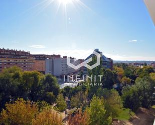 Vista exterior de Pis en venda en Alcalá de Henares amb Aire condicionat i Terrassa