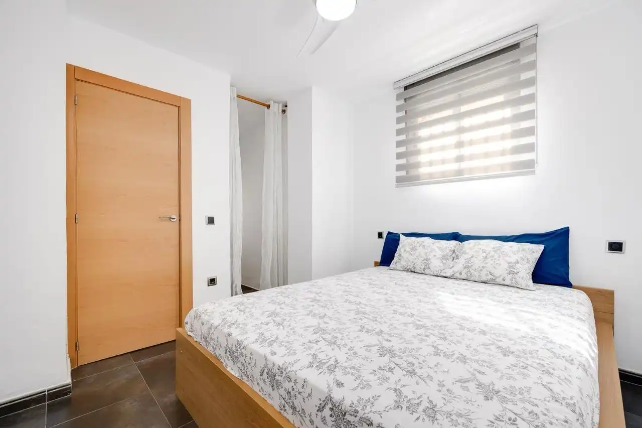 Habitación de Apartamento de alquiler en Torrevieja con Amueblado, Lavadora y Microondas