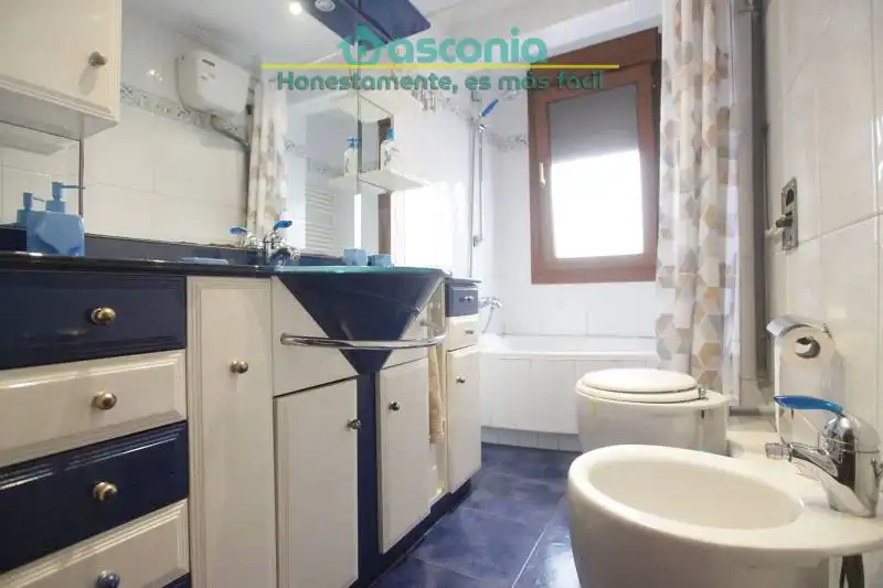 Bathroom of Flat for sale in Basauri   with Heating and Furnished