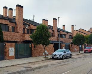 Vista exterior de Casa adosada en venda en Meco amb Terrassa i Balcó