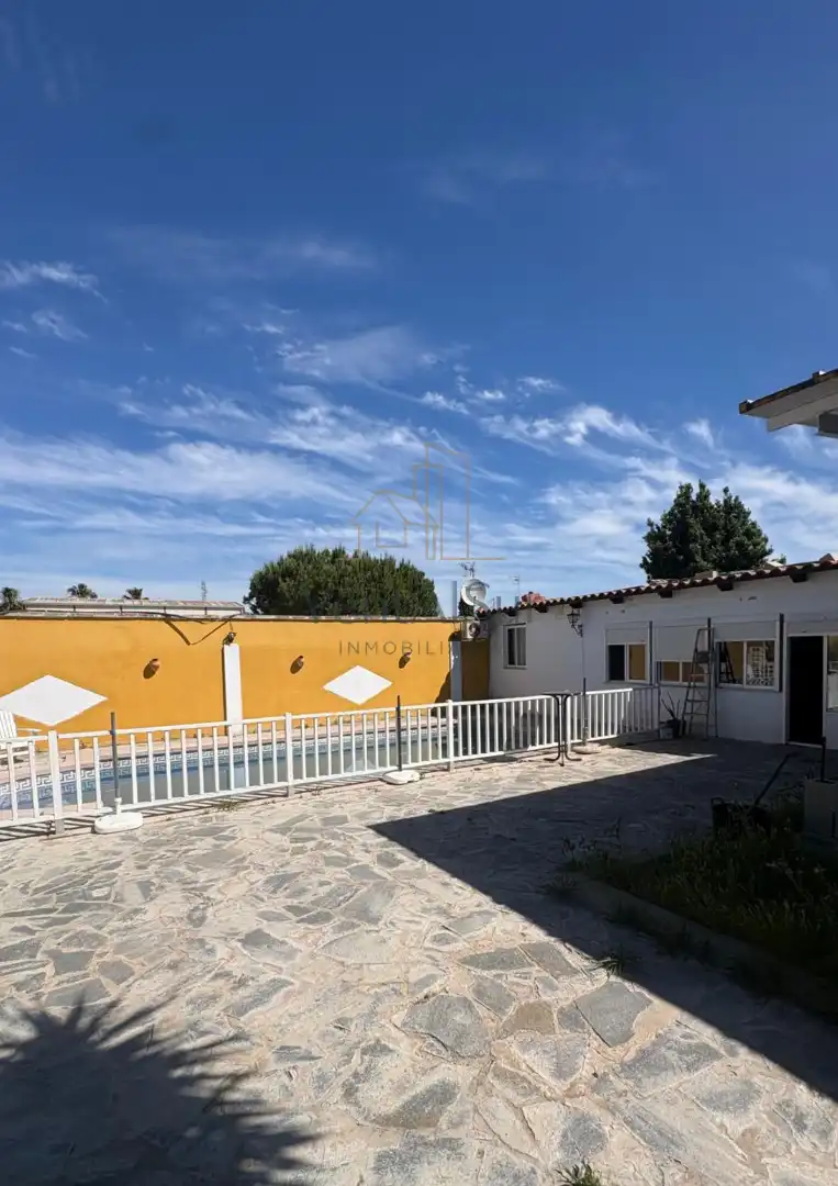 Vista exterior de Finca rústica en venta en Sanlúcar de Barrameda con Jardín privado, Piscina y Amueblado