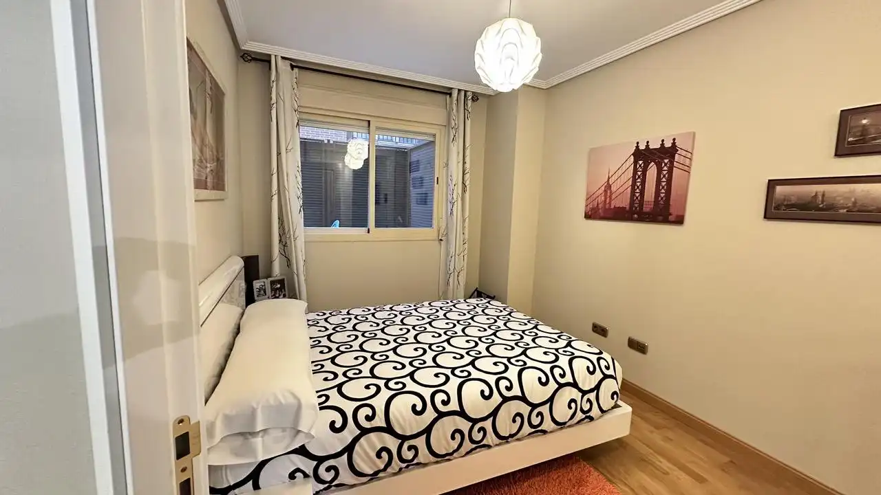 Habitación de Apartamento en venta en Madrid con Aire acondicionado, Calefacción y Jardín privado