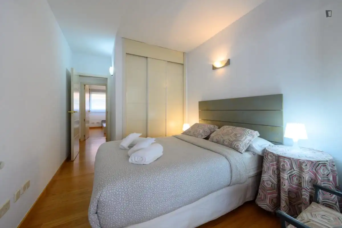 Dormitori de Apartament de lloguer en Madrid amb Calefacció, Moblat i Forn