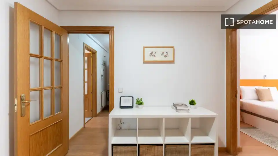 Flat for rent in Madrid  with Air Conditioner, Heating and Furnished