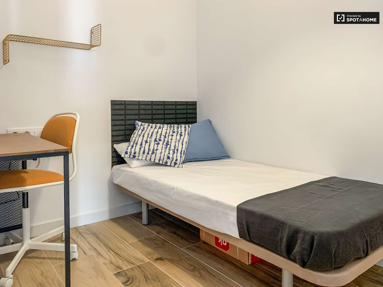 Bedroom of Flat to share in L'Hospitalet de Llobregat  with Air Conditioner, Heating and Terrace