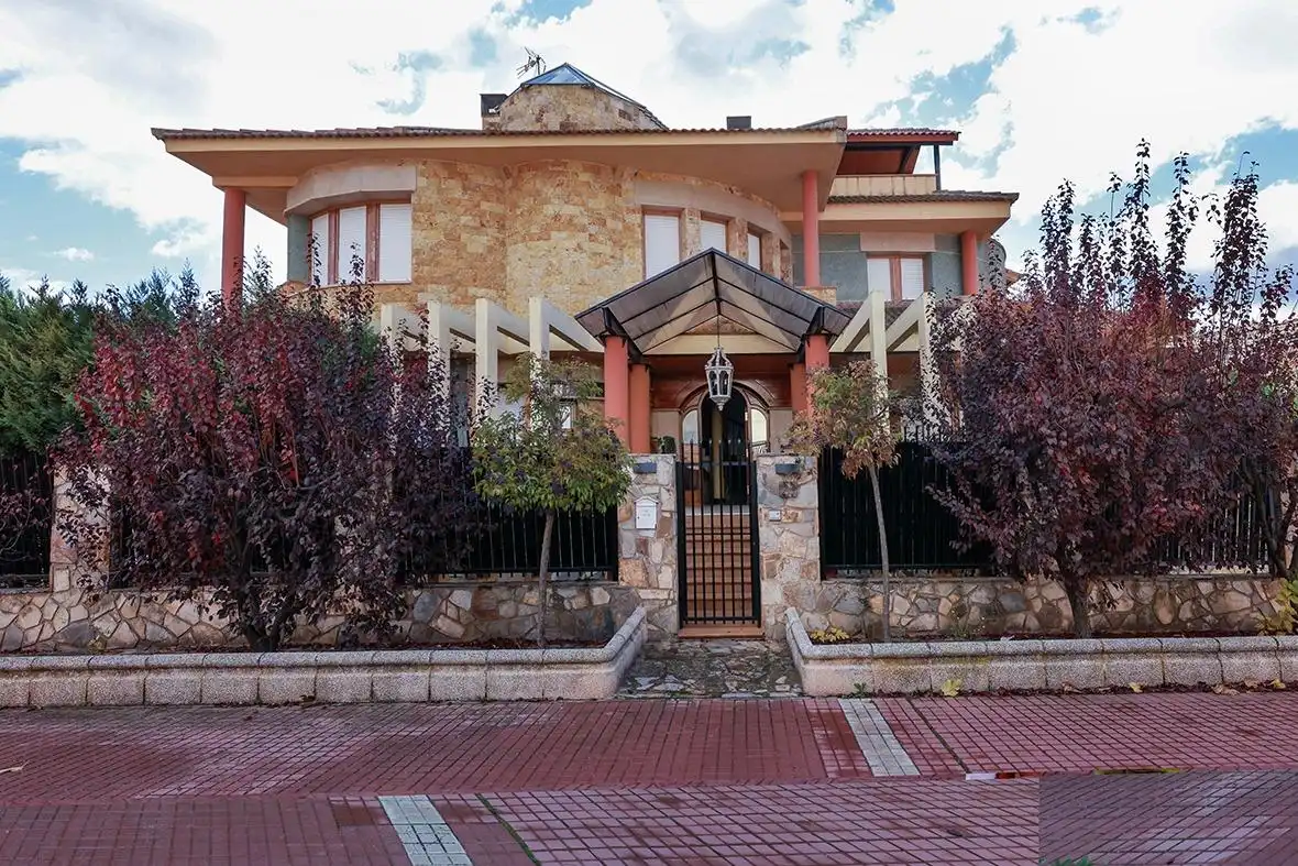 Vista exterior de Casa o xalet en venda en Calatayud amb Aire condicionat, Calefacció i Jardí privat