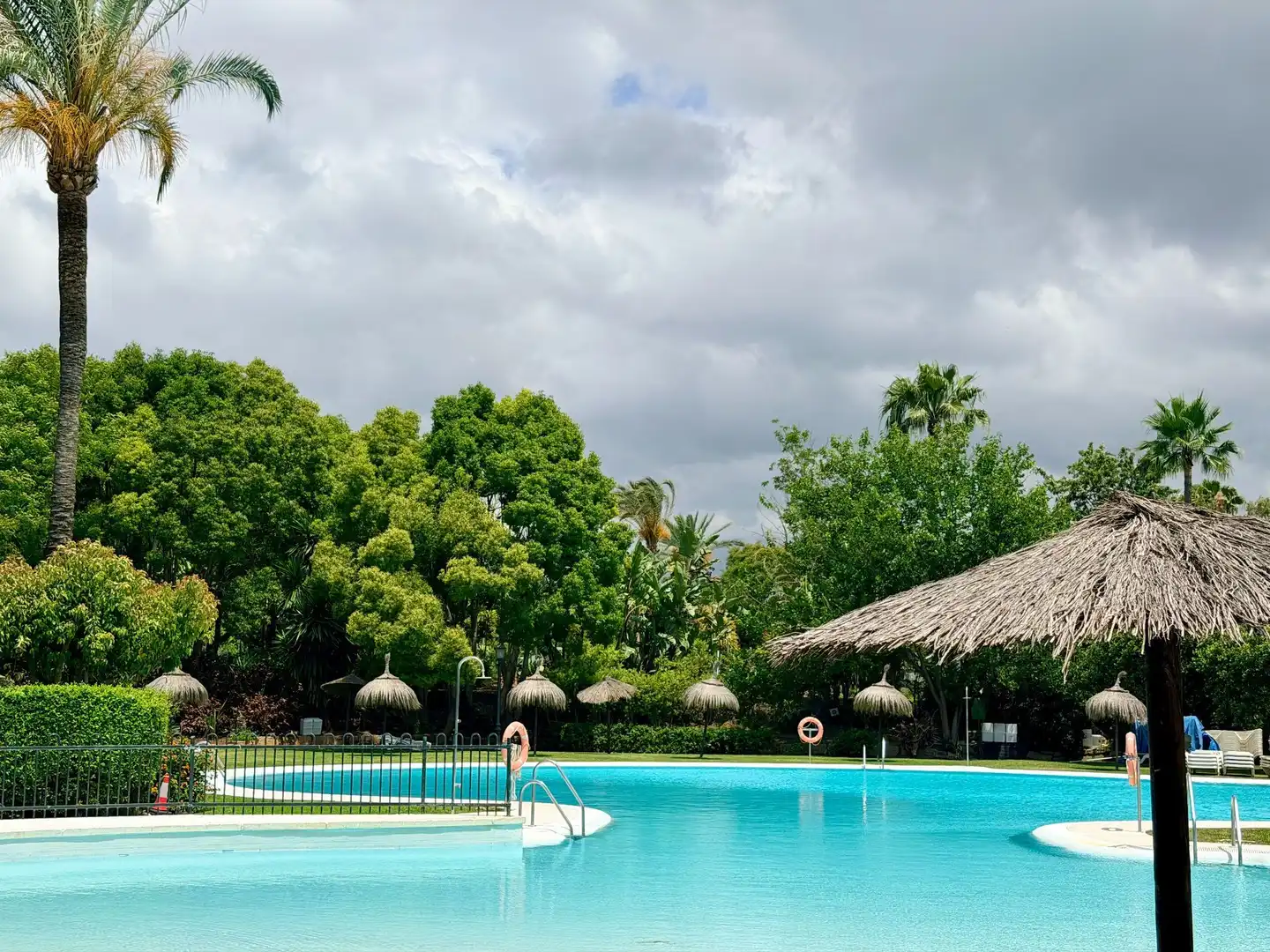 Piscina de Apartament de lloguer en Marbella amb Aire condicionat, Moblat i Piscina comunitària