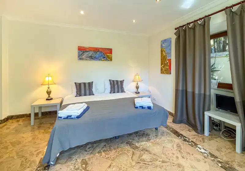 Dormitori de Casa o xalet de lloguer en Marbella amb Aire condicionat, Jardí privat i Terrassa
