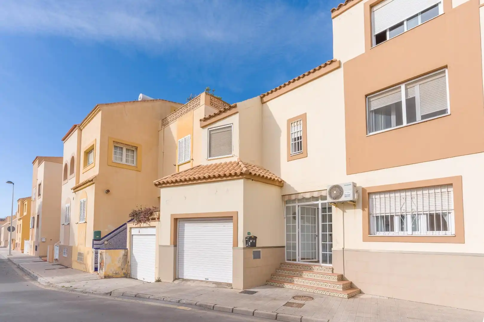 Vista exterior de Casa o chalet en venta en Almería con Aire acondicionado y Trastero
