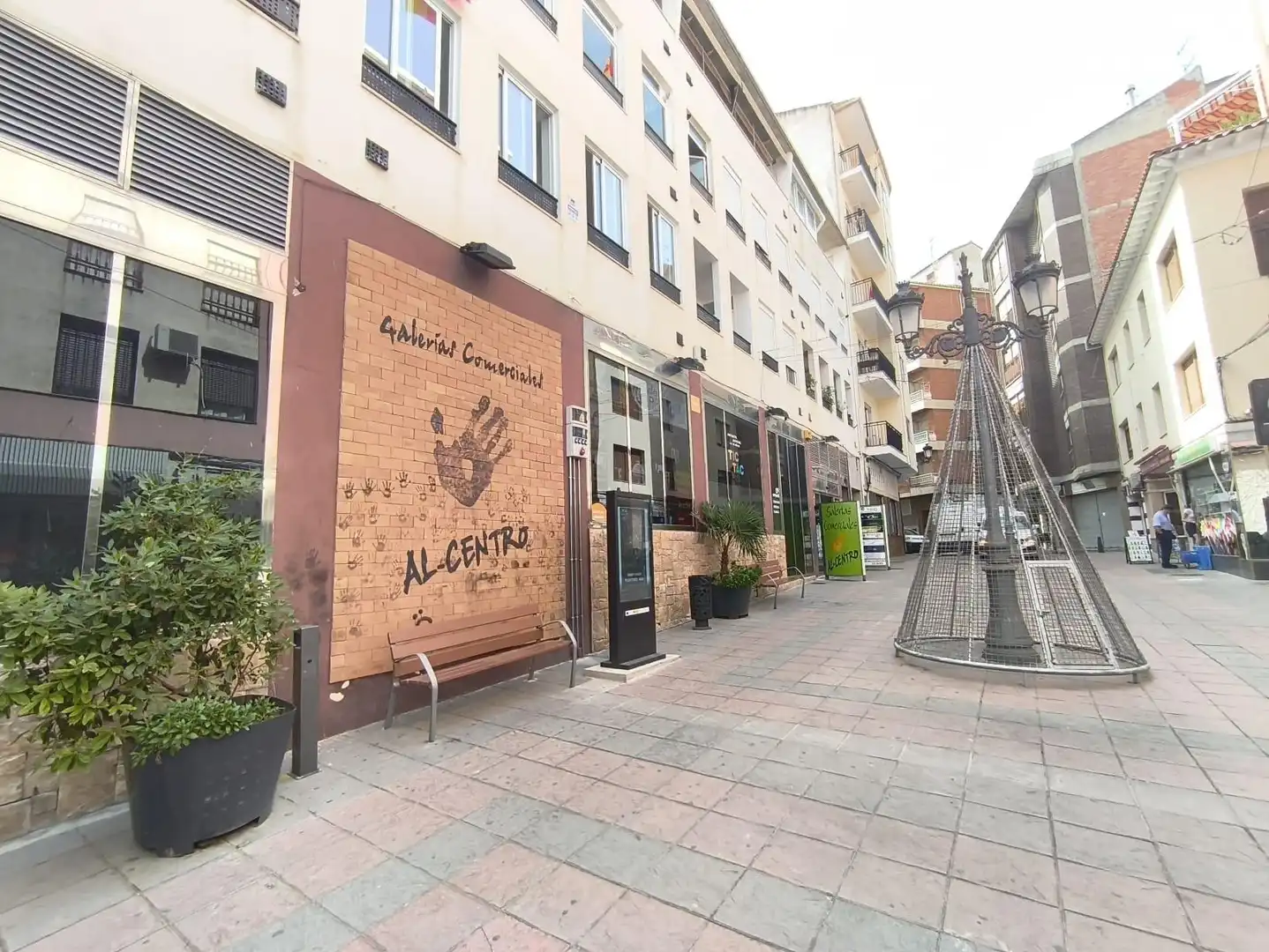 Vista exterior de Local en venta en Baza