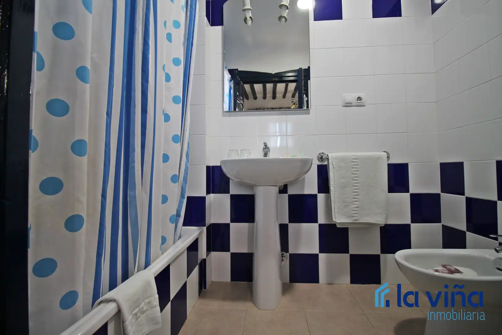 Baño de Finca rústica en venta en Martín de la Jara con Aire acondicionado, Jardín privado y Trastero