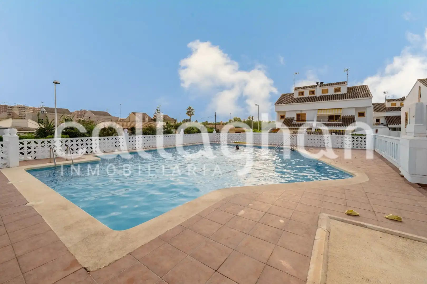Piscina de Casa adosada en venda en Sagunto / Sagunt amb Aire condicionat, Calefacció i Jardí privat