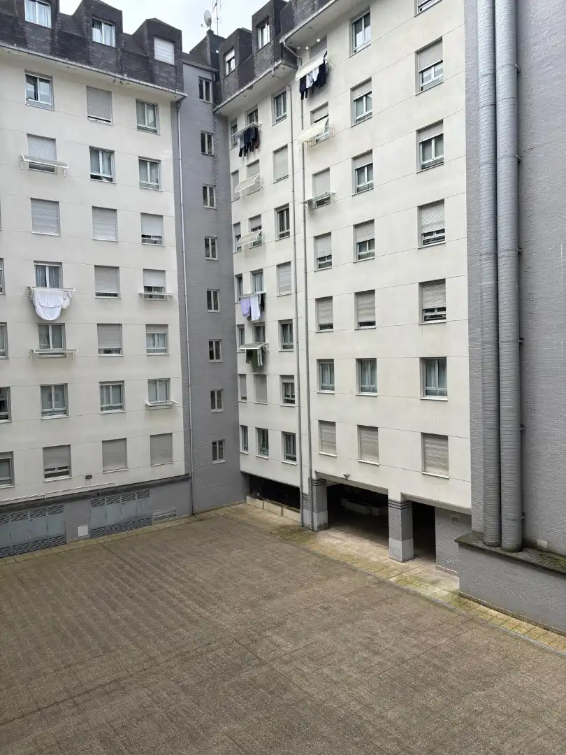 Vista exterior de Piso en venta en Oviedo  con Calefacción, Parquet y Trastero