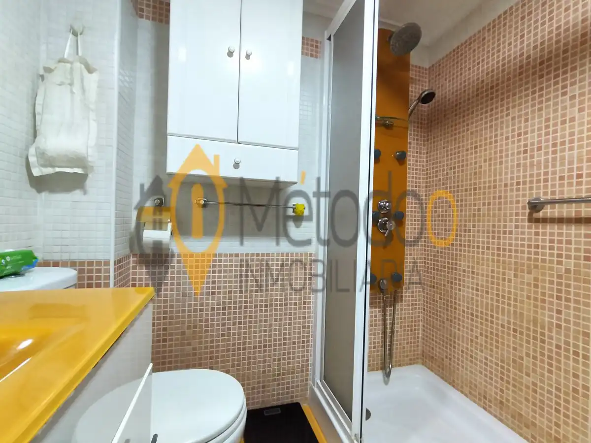 Bathroom of Flat for sale in Sevilla  with Air Conditioner, Heating and Furnished