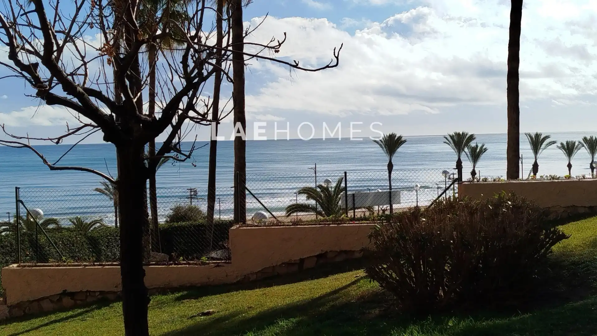 Außenansicht von Erdgeschoss zum Verkauf in El Campello mit Privatgarten und Gemeinschaftspool