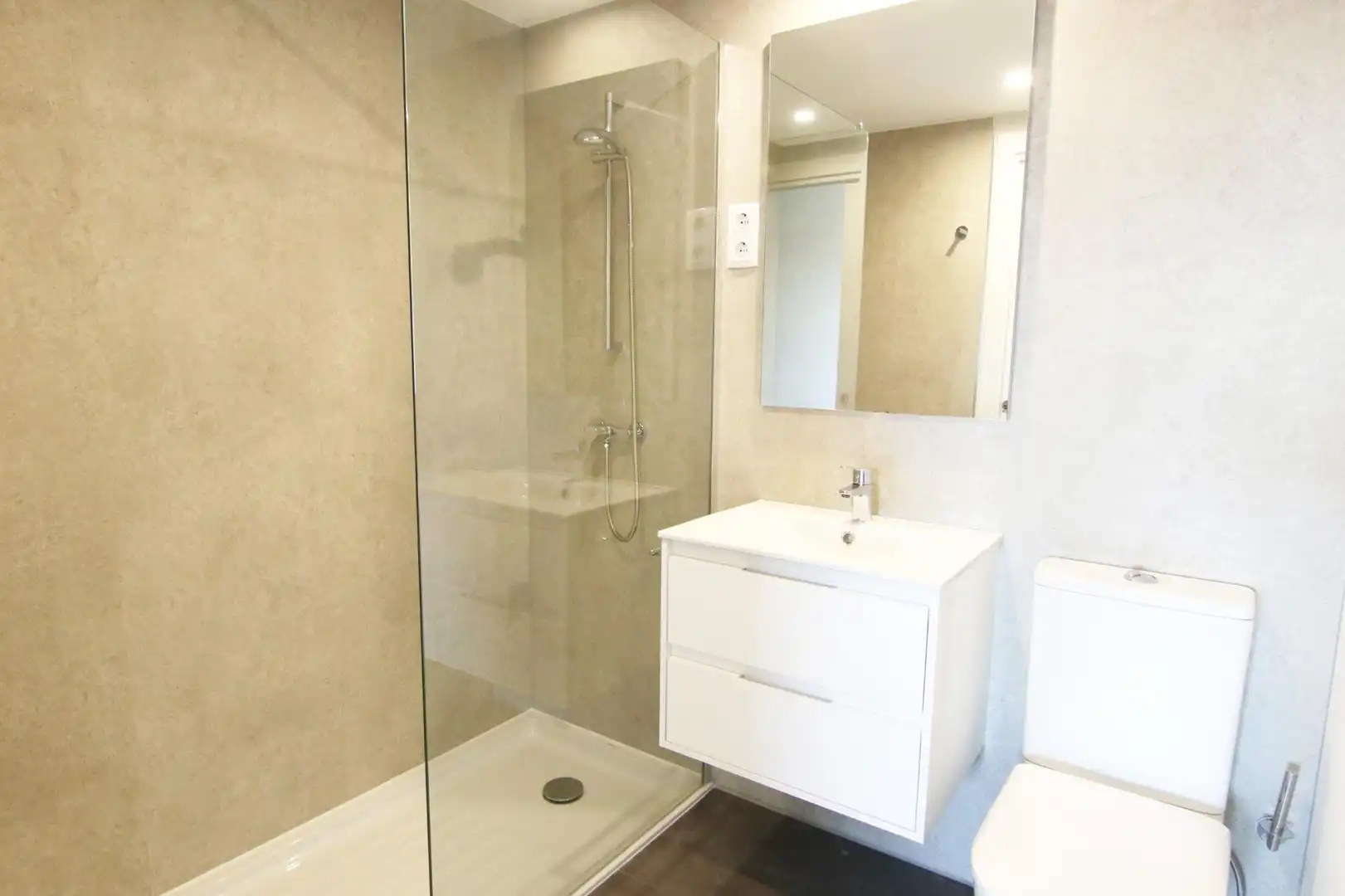 Baño de Piso de alquiler en Terrassa con Aire acondicionado, Calefacción y Jardín privado