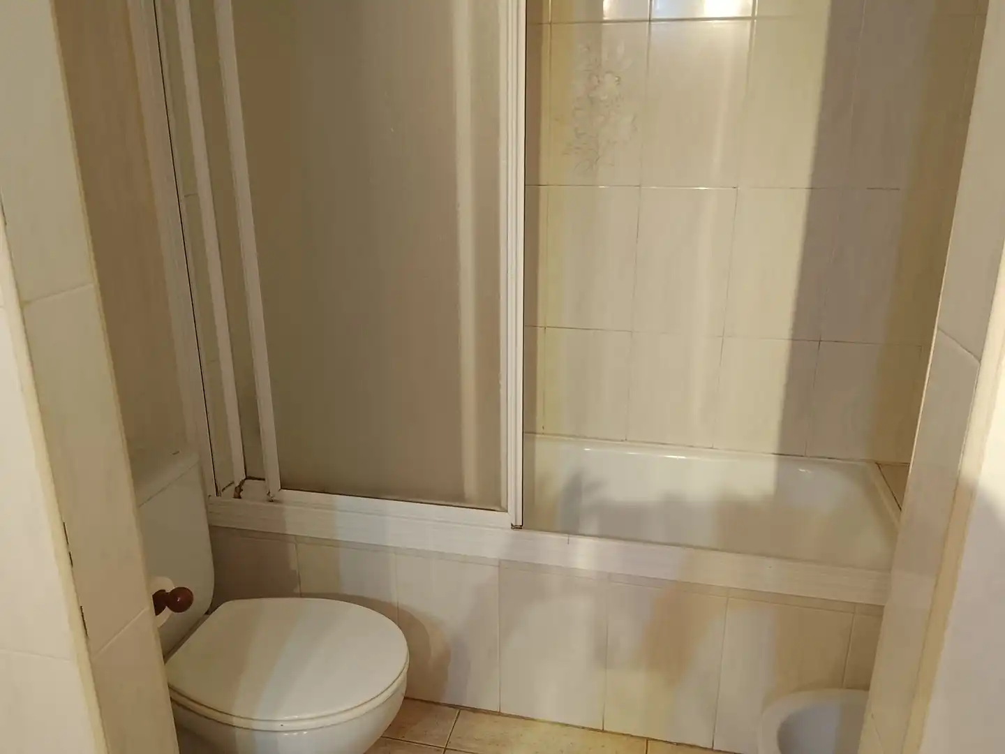 Badezimmer von Wohnung zum Verkauf in Madrigal de la Vera mit Klimaanlage, Heizung und Möbliert