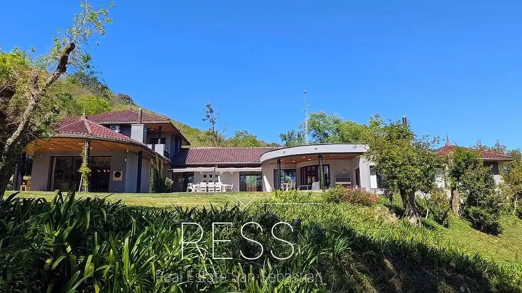 Vista exterior de Casa o xalet en venda en Hondarribia amb Aire condicionat, Jardí privat i Terrassa