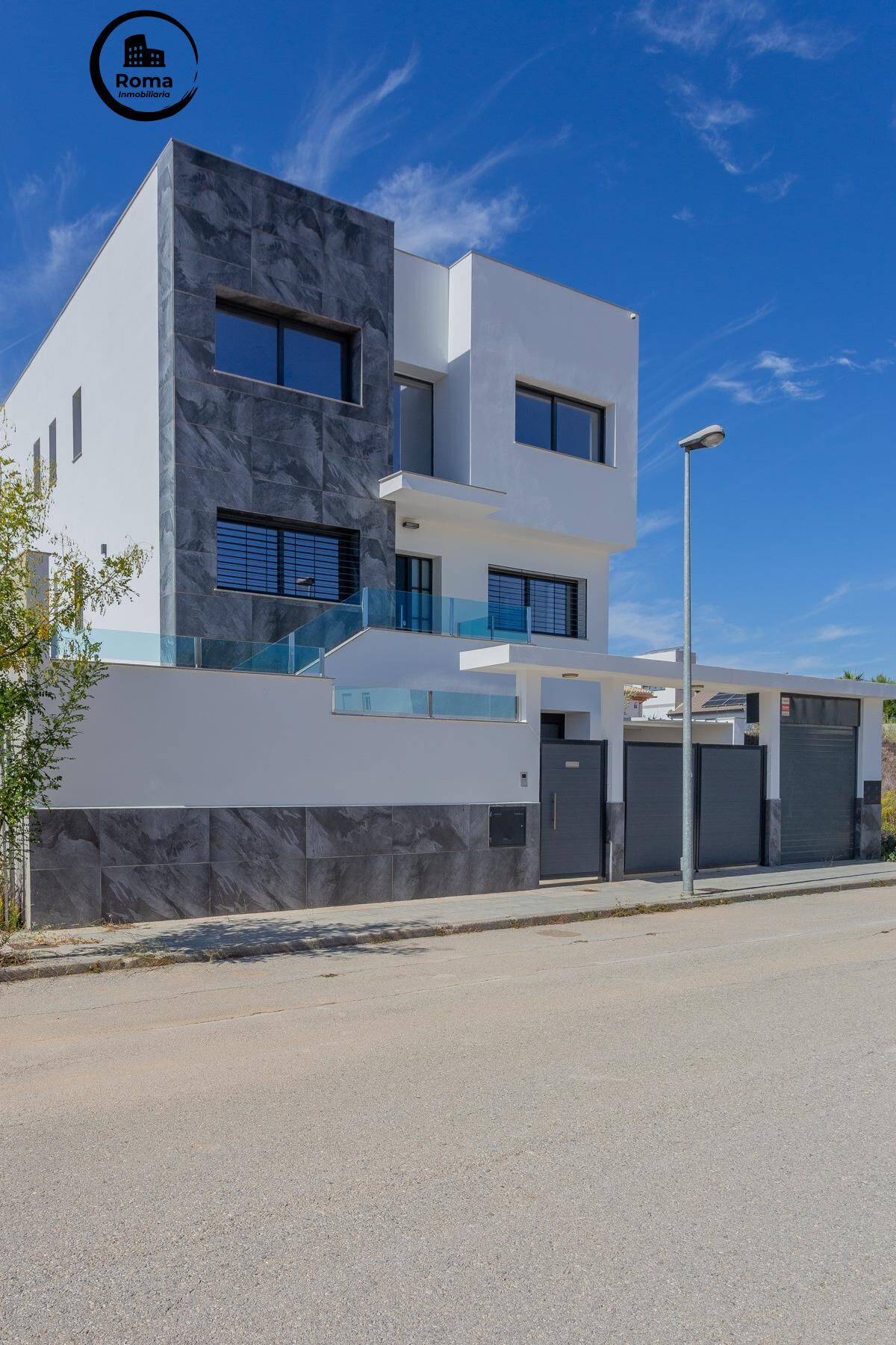 Vista exterior de Casa o xalet en venda en Atarfe amb Aire condicionat, Calefacció i Jardí privat