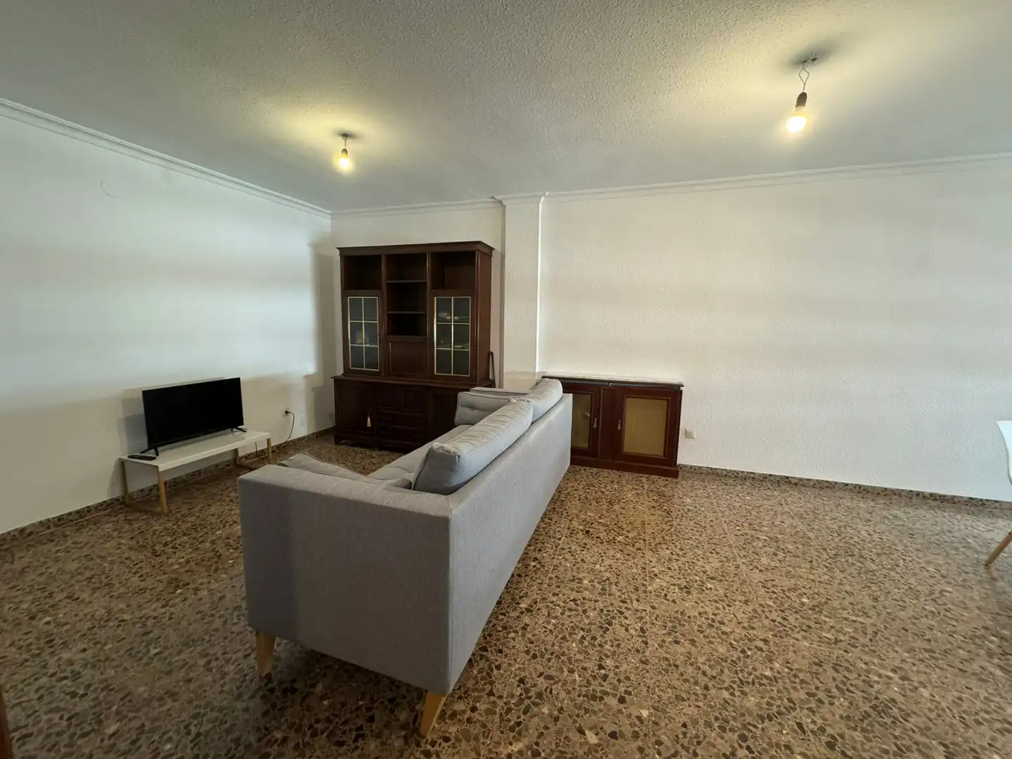 Sala d'estar de Pis de lloguer en Valencia amb Aire condicionat, Moblat i Balcó