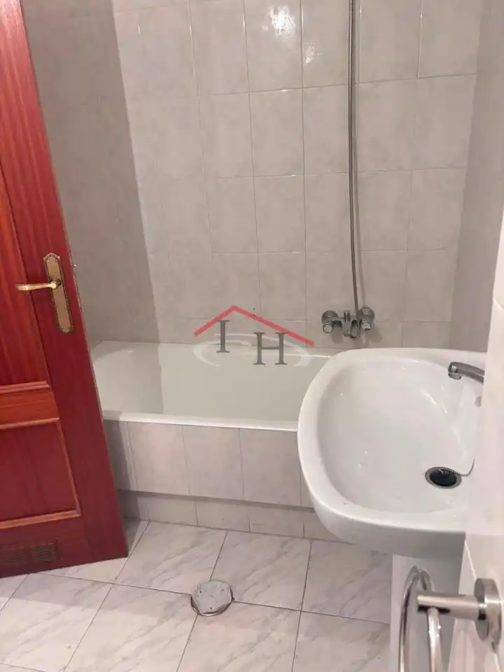 Bany de Pis en venda en León Capital  amb Calefacció, Terrassa i Traster