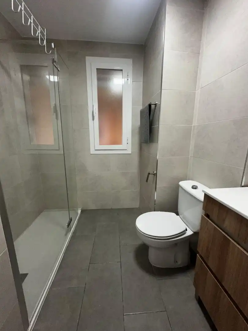 Badezimmer von Wohnung zur Miete in Jaén mit Klimaanlage und Möbliert