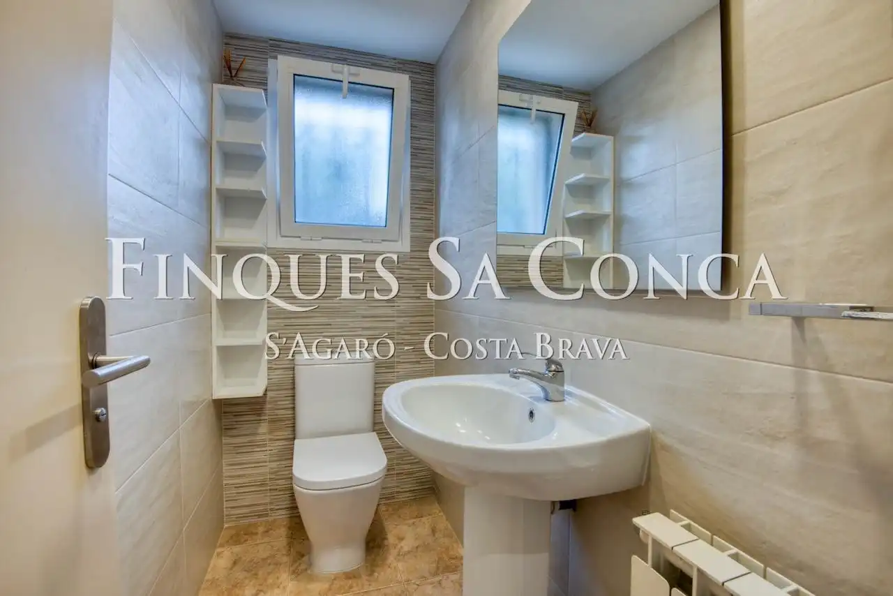 Baño de Casa adosada en venta en Castell d'Aro, Platja d'Aro i s'Agaró con Aire acondicionado, Calefacción y Amueblado