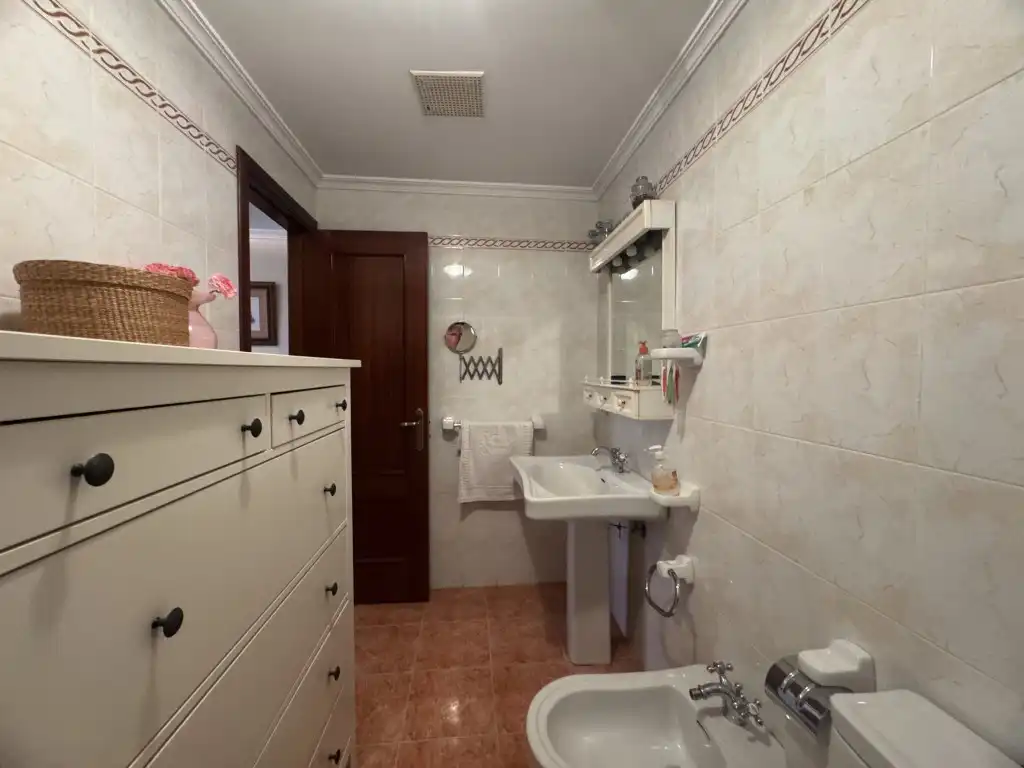Badezimmer von Haus oder Chalet zum Verkauf in Algeciras mit Ofen und Waschmaschine