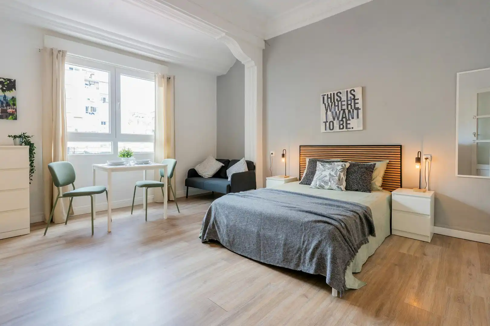 Schlafzimmer von Wohnung zur untervermieten in Valencia mit Waschmaschine und Fernseher