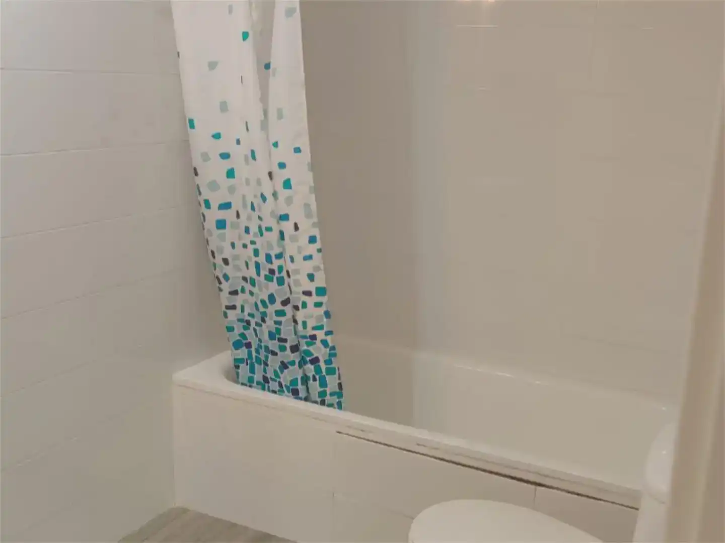 Bany de Apartament de lloguer en  Madrid Capital amb Aire condicionat