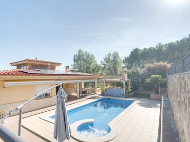 Casa con balcón en venta en Corbera de Llobregat