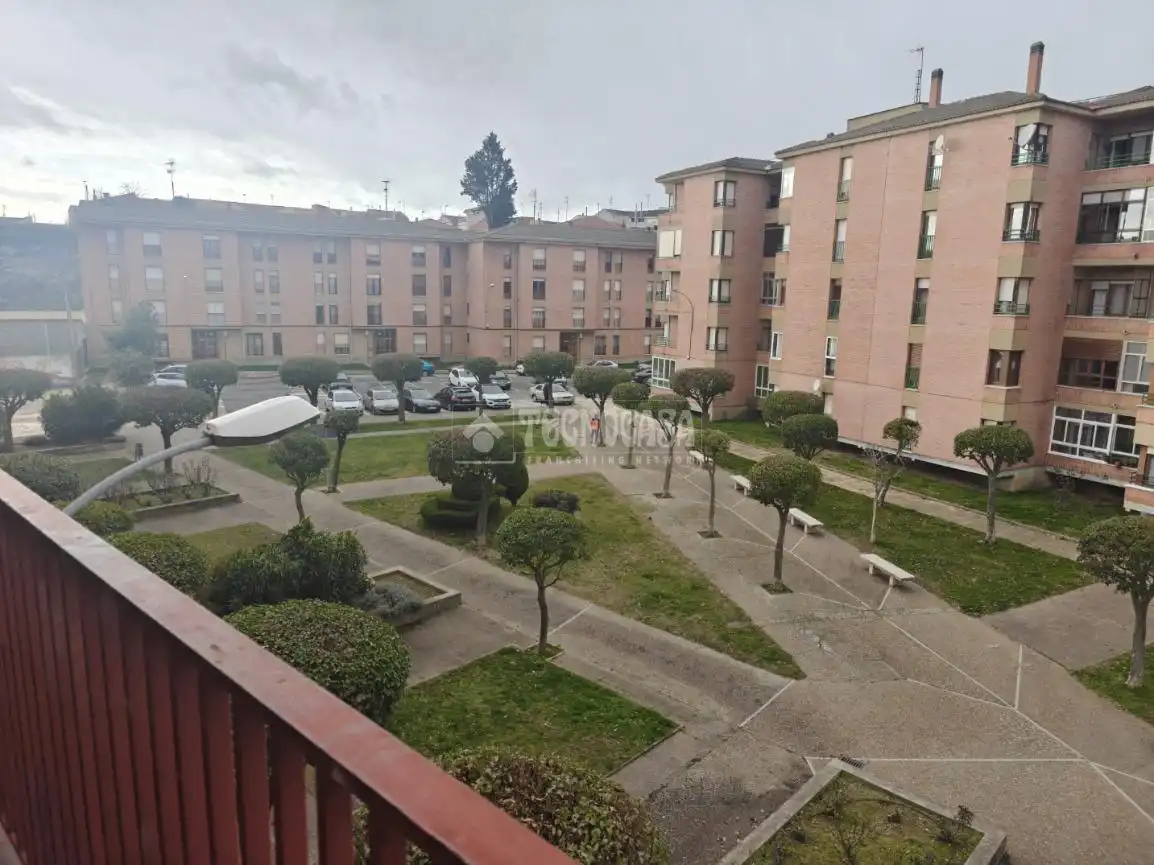 Vista exterior de Piso en venta en La Bañeza  con Calefacción, Terraza y Trastero