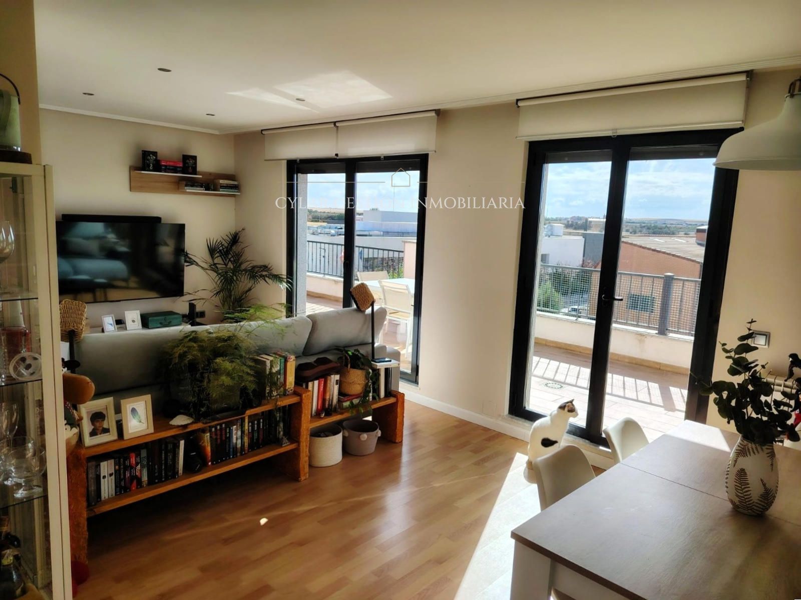 Sala de estar de Ático en venta en Castellanos de Moriscos con Calefacción, Terraza y Piscina